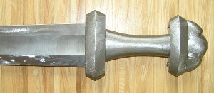 hrubě opracovaná rukojeť – detail