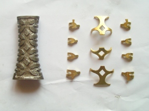 tvorba velkoplošné mosazné tauzie na rukojeti – vložky a vysekané otvory v železné spodině