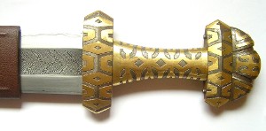 rukojeť po mosazné tauzii před rytím vrubořezu a tauzováním stříbrného drátu