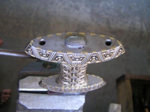 nýtování konce trnu čepele na desce hlavice pod vlastní hlavicí před dokončením